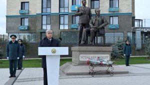 Касым-Жомарт Токаев открыл памятник «Учитель и ученик» в Семее