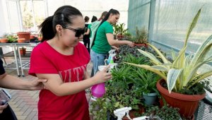 Цветы жизни: необычный мастер-класс провели в алматинской спецшколе для слабовидящих