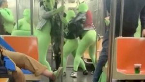 Странное нападение группы «зеленых гоблинов» на девушек в метро попало на видео