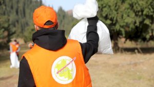 Алматинцы собрали 35 тонн мусора в горах Заилийского Алатау