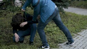 Полицейские проверяют достоверность видео с избиением российского мигранта
