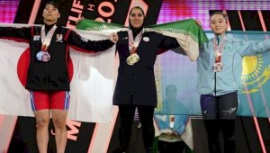 ЧА по тяжелой атлетике: казахстанка Айша Омарова завоевала бронзовую медаль