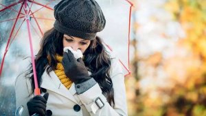 Почему люди чаще болеют осенью, объяснила эксперт