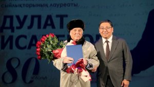 Международным театральным фестивалем в Алматы отметили 80-летие Дулата Исабекова
