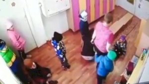 Воспитатель избивала детей в коррекционном садике в Аксу