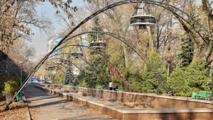 Коммунальные службы Алматы готовят городские фонтаны к зимовке