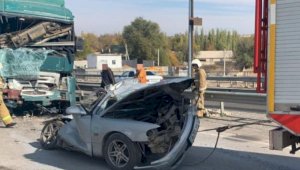 Серьезное ДТП с участием грузовика и легковушки произошло в Туркестанской области