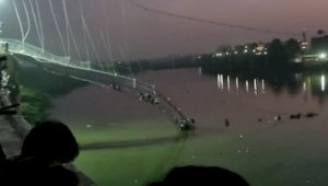 Обрушение моста в индийском штате Гуджарат: не менее 90 погибших