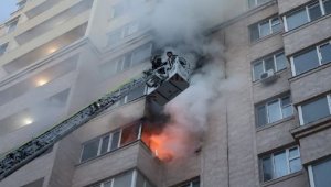 Многоэтажный дом горел в Астане: девять детей спасены пожарными