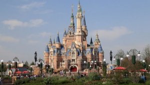 Парк Disneyland вместе с посетителями закрыли на карантин в Шанхае