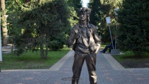 Полиция Алматы задержала вандала, портившего таблички мемориального комплекса Виктора Цоя