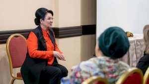Кандидат в Президенты Салтанат Турсынбекова посетила кризисный центр в Алматы