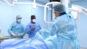 В Алматы врачи провели операции по новому методу лечения сосудов