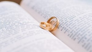 Казахстанка неожиданно узнала, что 21 год состоит в браке с незнакомцем