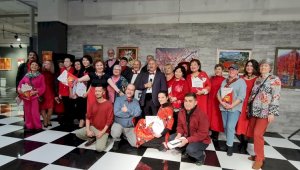 Ставим на красное: художественная выставка картин, посвященная материнству и детству, представлена в Алматы