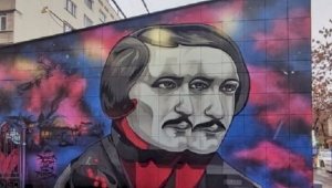 Двуликий Гоголь: мурал с изображением классика литературы перерисовали на здании в Алматы