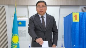 Аким Алматы вместе с супругой проголосовали на выборах Президента Казахстана