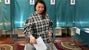 Дизайнер Аида Кауменова проголосовала на президентских выборах в Алматы
