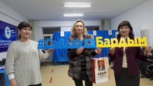 На избирательных участках Турксибского района подарили книгу Абая первым голосующим