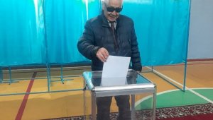 Ветеран спорта Май Хван проголосовал на выборах в Алматы
