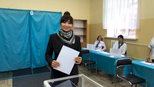Певица Мадина Садвакасова приняла участие в голосовании в Алматы