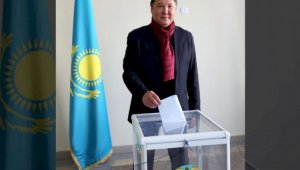 Заслуженный артист Казахстана Бахтияр Тайлакбаев проголосовал на выборах в Алматы