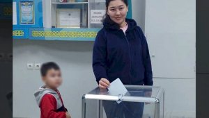 Маленьким гостям на избирательных участках в Алматы подарили наборы-конструкторы