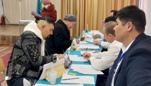 Парвиз Назаров проголосовал на избирательном участке № 492 в Алматы