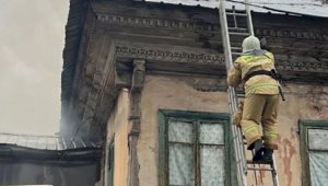 Двухэтажное здание загорелось в Алматы