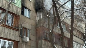 В течение часа удалось потушить пожар многоквартирном доме в Алматы