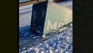 Две машины ушли под лед в Карагандинской области