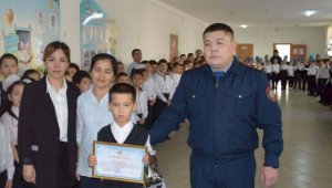 Школьника из Атырау, спасшего двоих детей из воды, наградили