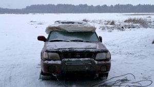 Автомобиль с пятью пассажирами провалился под лед в ВКО