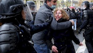 Во Франции протестуют сотни виноделов