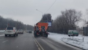 Более 400 единиц техники чистят снег в Алматы