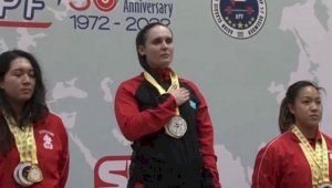 Врач из Казахстана стала чемпионкой Азии по пауэрлифтингу