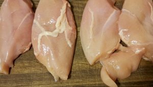 Видеоролик с «живым» мясом курицы, якобы привитой от COVID-19, распространяют в соцсетях
