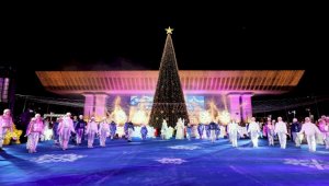 В Алматы состоялась церемония зажжения главной елки города