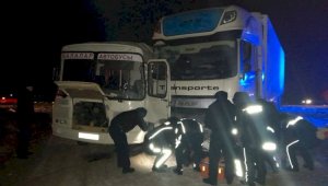 Школьный автобус столкнулся с грузовиком на автодороге Актобе - Астрахань