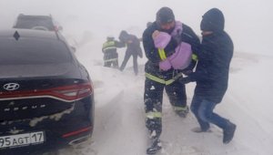 На перевале Шакпак спасатели вызволили из снежного плена 110 человек