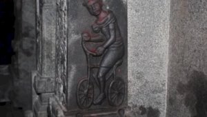 Барельеф с изображением велосипеда на древнем храме в Индии обсуждают в казнете