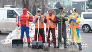 Супергерои чистили снег на улицах Алматы
