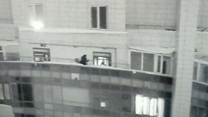 Мужчина пытался спрыгнуть с балкона 24-го этажа в Астане