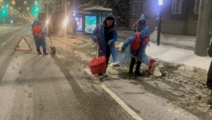 В Алматы продолжается уборка снега