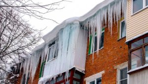 Куда обращаться алматинцам по поводу очистки крыш домов от наледи и снега