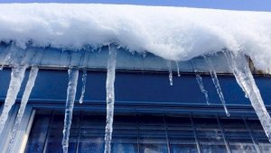 Астанчан предупредили об опасности схода наледи и снега с крыш