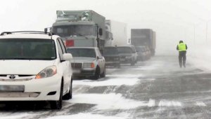 В ВКО выпало до 50 сантиметров снега: дорожники вызволили из снежного плена 14 человек