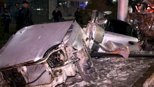 В Алматы автомобиль разорвало напополам, три человека погибли
