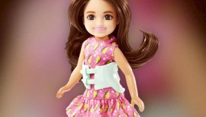 В семействе Барби пополнение: производители выпустили ее младшую сестру со сколиозом