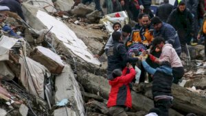 Землетрясения в Турции: число жертв приблизилось к 3 тысячам